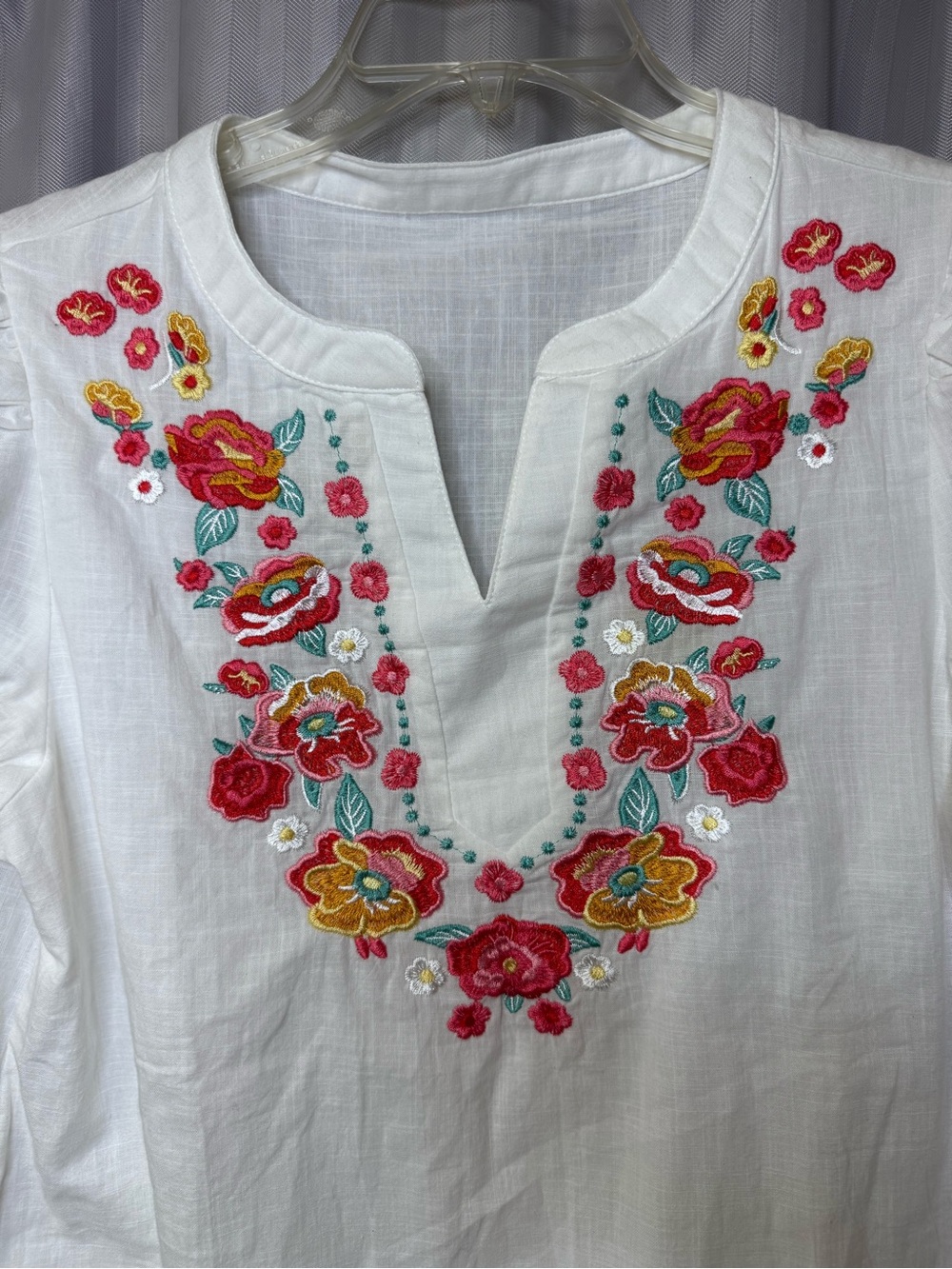 100% Cotton White Embroidered V-Neck Women’s Top with Floral Accents size L - Picture 3 of 7